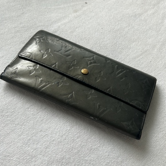 Louis Vuitton Gris Art Deco Monogram Vernis Sarah Wallet - Picture 2 of 8